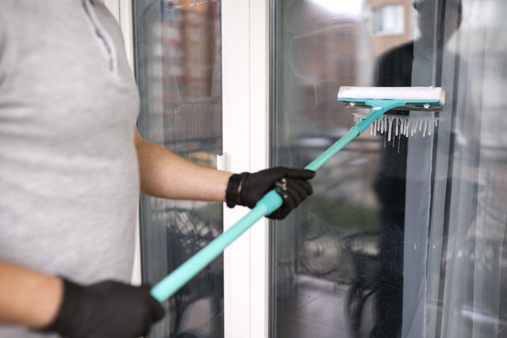 Glänzende Fenster nach einer professionellen Fensterreinigung mit Reinigungsmitteln.