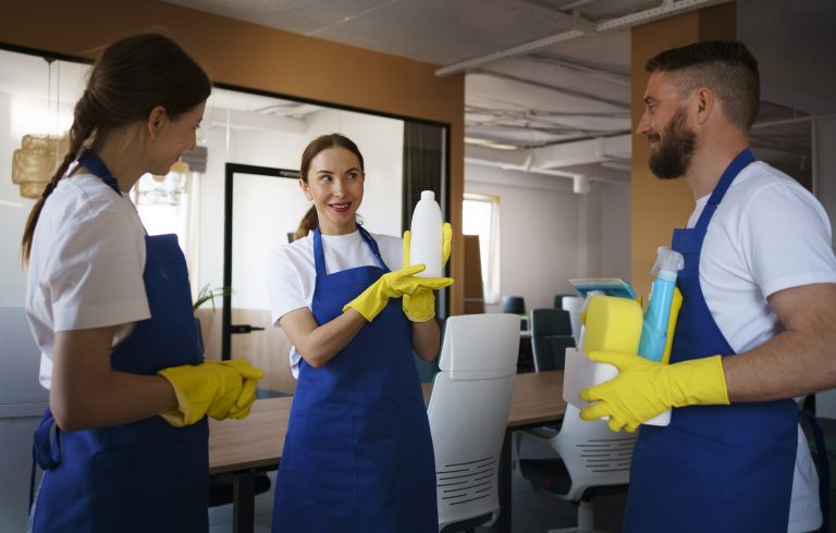 Unser Team bespricht neue Reinigungsmittel.